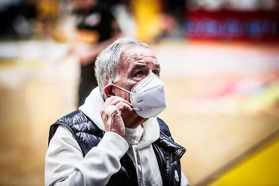 שמעון מזרחי מקשיב לקהל. 300 נכנסו אתמול // צילום: עודד קרני